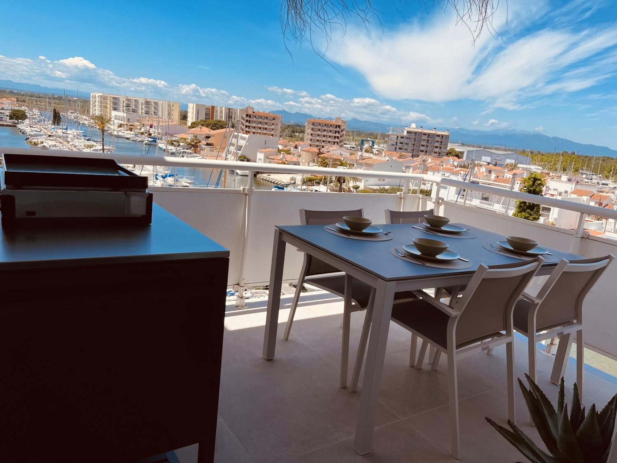 Serenity, Canal, Amarre, Piscine Et Jacuzzi